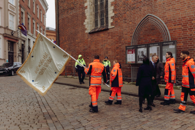 NMPD darbinieki ar dienesta svētku karogu