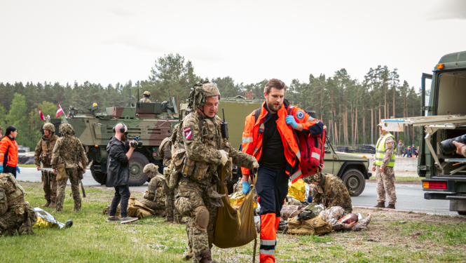 NMPD mācībās Panaceja 2025 kopā ar militārajiem mediķiem nes cietušo uz operatīvo auto