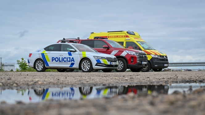 NMPD, VUGD un policijas auto stāv viens otram blakus