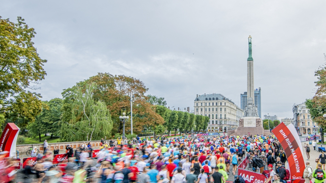 Maratona skrējēji pie Brīvības pieminekļa