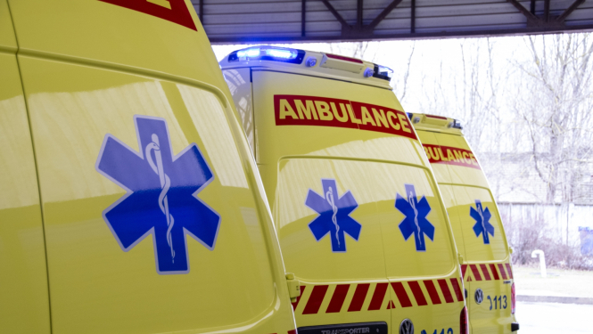 NMPD operatīvo auto aizmugure, virsū rakstīts Ambulance un redzamas zilas dzīvības zvaigznes
