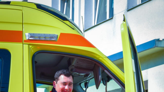 Rustams Junusovs operatīvajā medicīniskajā auto