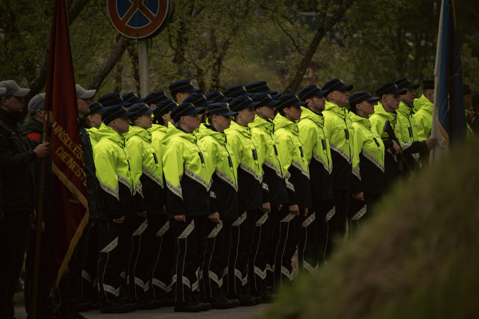 Valsts policijas darbinieki formās kopā stāv ierindā