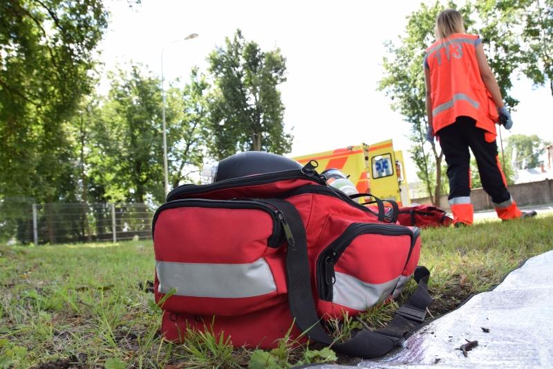 NMPD mediķe un uz zemes stāv medicīnas soma