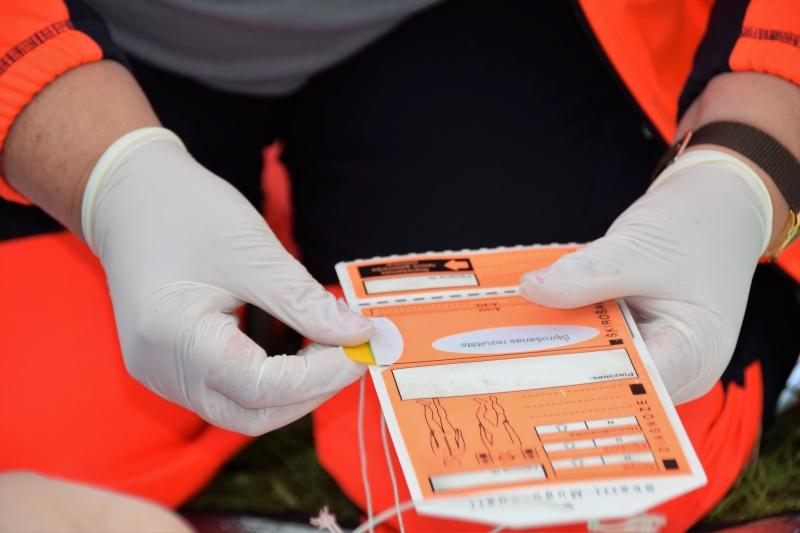 NMPD mediķim rokās šķirošanas kartiņa