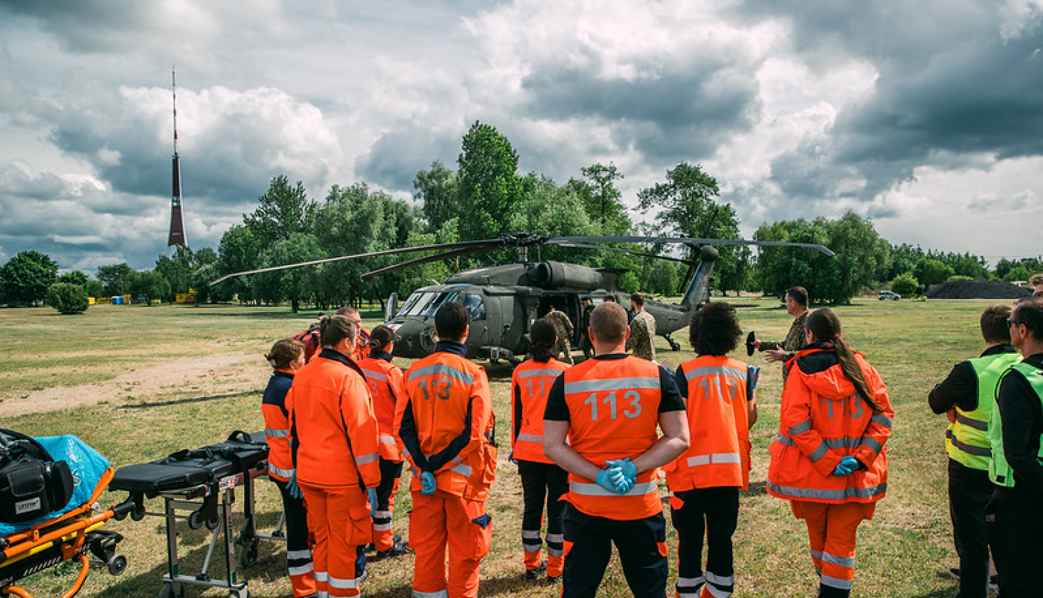 NMPD mediķi pie helokoptera