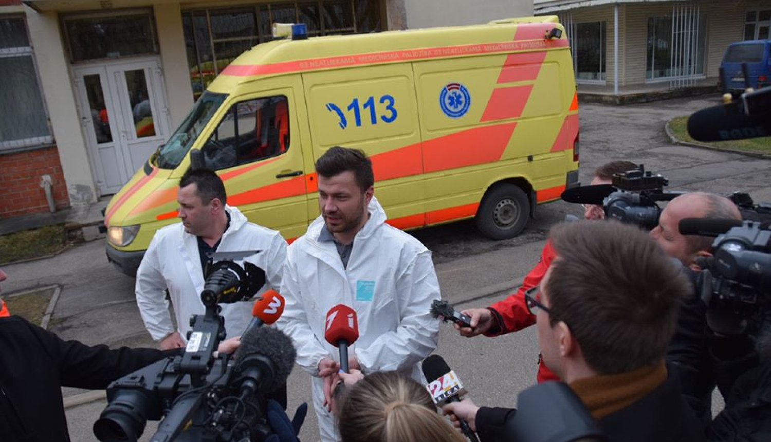 mediķi sniedz interviju medijiem