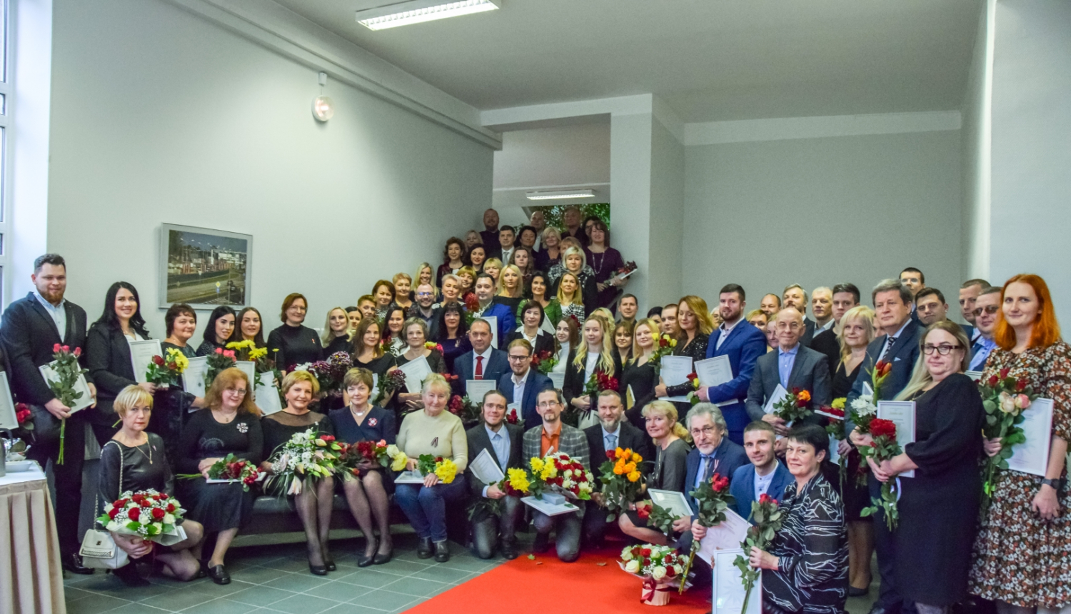Kopbilde, kurā vienuviet ir visi 2023.gada apbalvotie NMPD darbinieki un sadarbības partneri