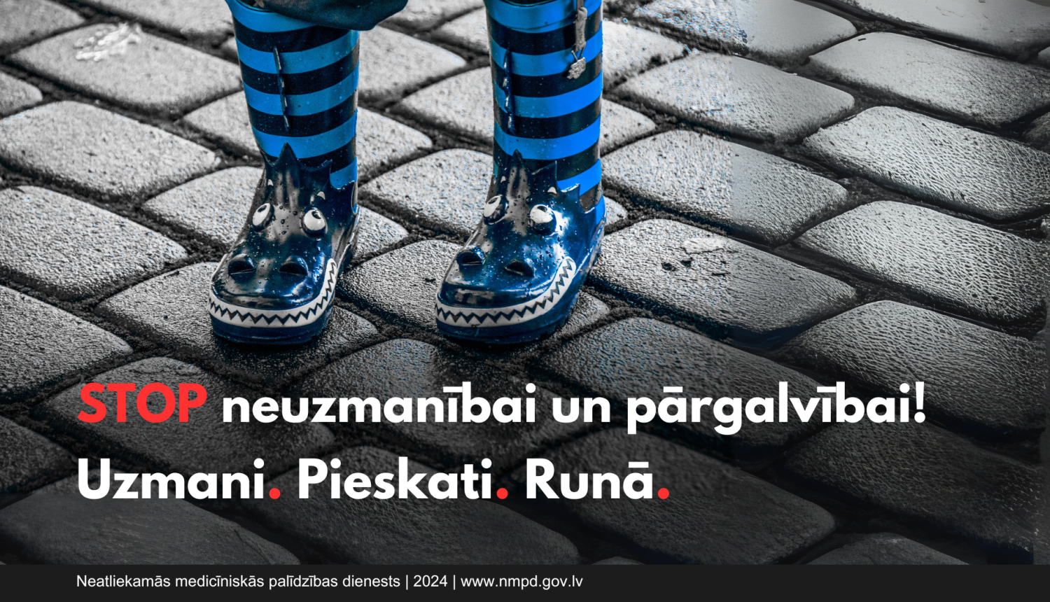 Strīpaini bērnu zābaciņi ar sejiņu un uzraksts - STOP neuzmanībai un pārgalvībai. Uzmani, pieskati, runā.
