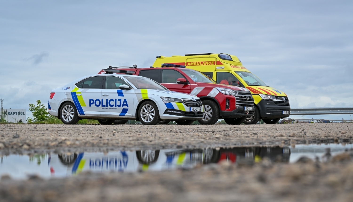 NMPD, VUGD un policijas auto stāv viens otram blakus
