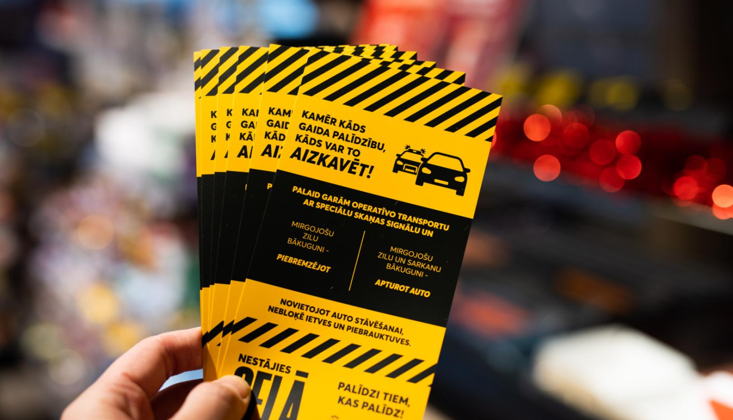 Attēlā redzami kampaņas Nestājies ceļā. Palīdzi tiem, kas palīdz! bukleti autovadītājiem.