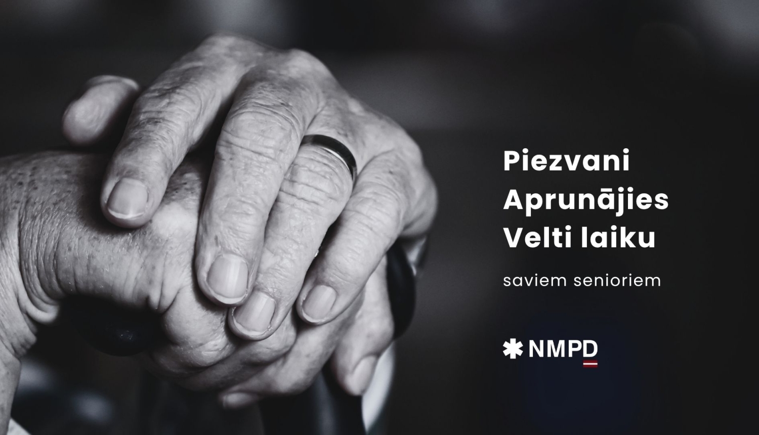 seniors salicis rokas vienu virs otras uz spieķīti. melnbalta fotogrāfija