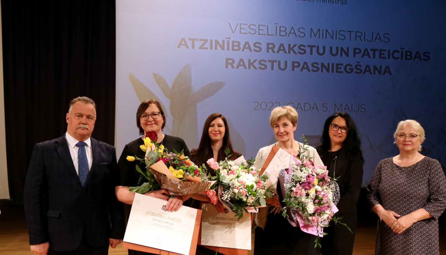Veselības ministrijas Atzīnības raksta saņēmēji - NMPD direktore, KMC un SMC vadītājas kopā ar sveicējiem