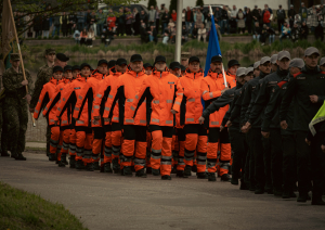 NMPD darbinieki oranžajās formās soļo ierindā