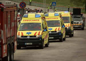 NMPD operatīvie auto brauc pa ielu