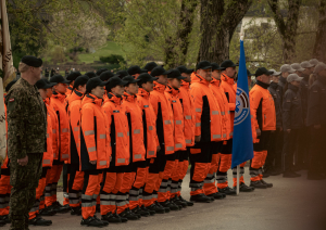 NMPD darbinieki oranžajās formās kopā stāv ierindā