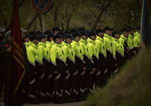 Valsts policijas darbinieki formās kopā stāv ierindā
