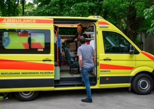 Operatīvais auto un tajā trīs cilvēki