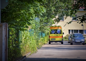 operatīvais medicīniskais auto aizbrauc