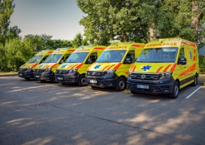 operatīvie medicīniskie auto rindā
