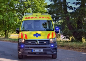 operatīvais medicīniskais auto  uz ielas