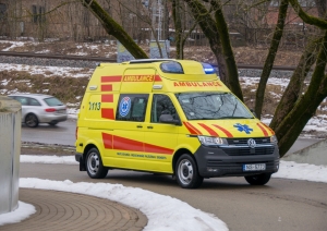 NMPD operatīvais auto, fonā sliedes un braucošs auto