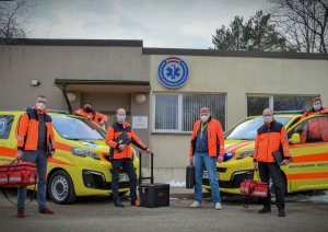 Jaunie SMC auto. Tiem blakus ārsti un šoferi