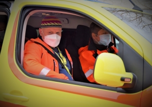 Jaunais SMC auto, šoferis pie stūres un blakus sēž ārsts