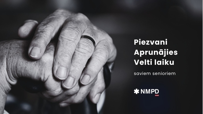 seniors salicis rokas vienu virs otras uz spieķīti. melnbalta fotogrāfija