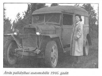 Ātrās palīdzības auto Smiltenē, 1946.gadā. Foto no grāmatas "Sarkanā krusta Smiltenes slimnīcas gadsimts"