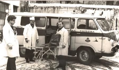 Kardioloģiskās brigādes darbinieki pirmo reizi demonstrē autovadītāja Jāņa Maculēviča un feldšera Sigurda Briīša izgudroto un izgatavoto sēdkrēslu kardioloģisku pacientu pārnēsāšanai.