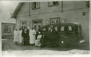 Sanitārais auto pie Valkas slimnīcas. 1930tie gadi.