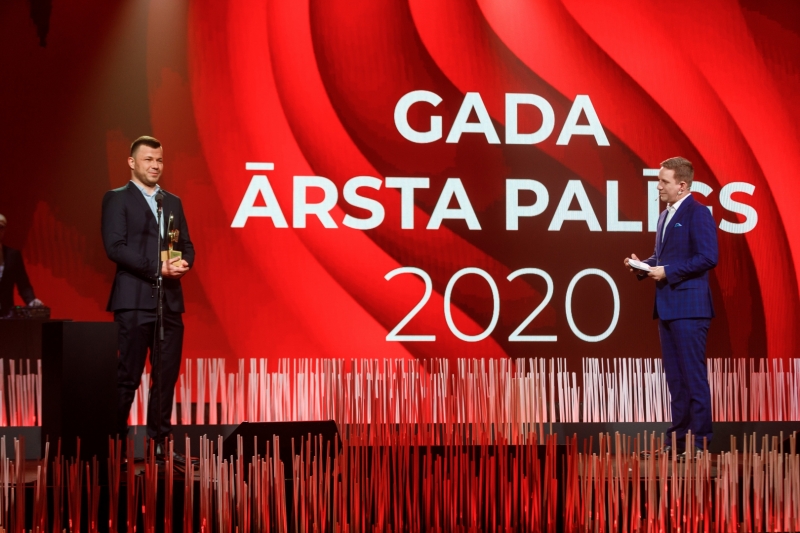 Mediķis saņem balvu