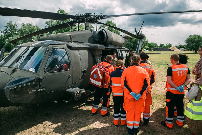 NMPD mediķi pie helikoptera