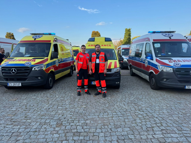 NMPD mediķi Alvis un Rihards stāv pie operatīvajiem auto