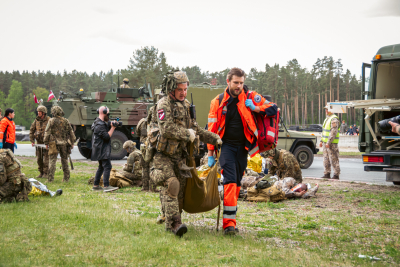 NMPD mācībās Panaceja 2025 kopā ar militārajiem mediķiem nes cietušo uz operatīvo auto