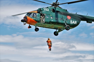 Mediķi sadarbībā ar Gaisa spēkiem piedalās apmācībās. Foto mediķis laižas lejā no helikoptera