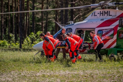 Foto no Valsts drošības dienesta organizētajām pretterorisma mācībām “Pūlis 2019”. Mediķi piedalās mācībās, fonā redzams helikopters