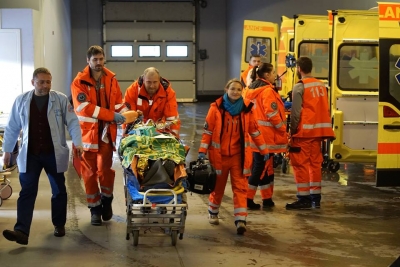 Mediķi situāciju mācībās nogādā slimnīcā pacientu, fonā vairākas brigādes un operatīvie auto