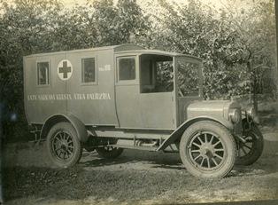 Latvijas Sarkanā Krusta sanitārais automobilis ap 1928.gadu.