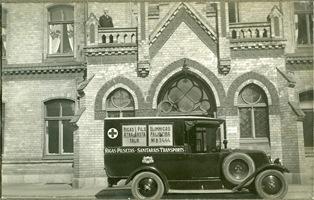 Sanitārais auto pie Rīgas 1.slimnīcas. 1920to gadu beigas.