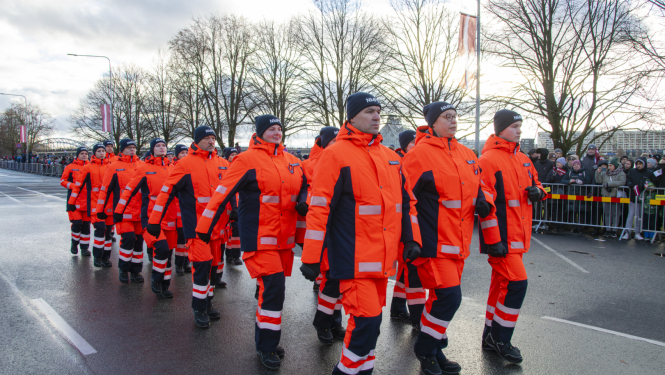 NMPD darbinieki formās soļo parādē gar Krastmalu