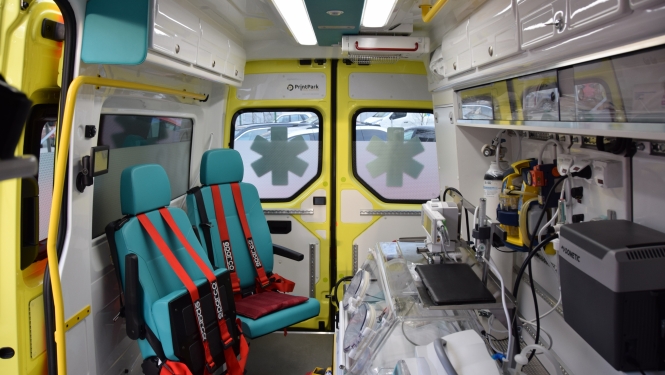 Iekšskats neonatologu brigādes auto