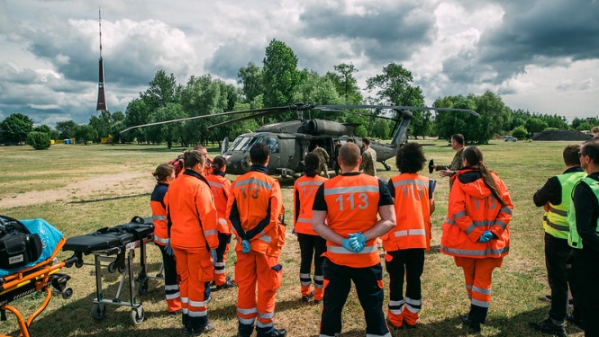 NMPD mediķi pie helokoptera