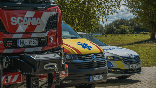 Ugunsdzēsēju, NMPD un Valsts policijas auto nostājušies blakus, redzama auto priekšējā daļa