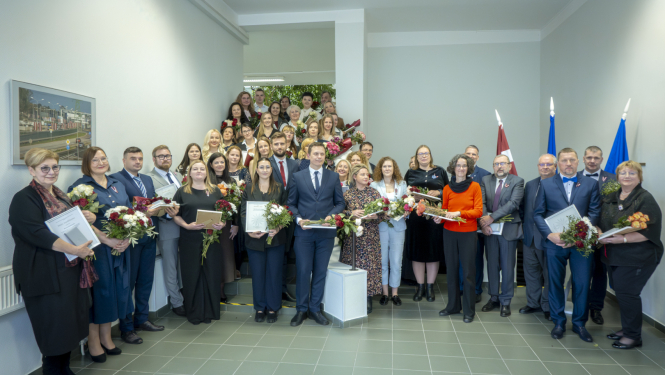 NMPD darbinieki un sadarbības partneri kopbildē pēc apbalvojumu saņemšanas