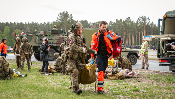 NMPD mācībās Panaceja 2025 kopā ar militārajiem mediķiem nes cietušo uz operatīvo auto