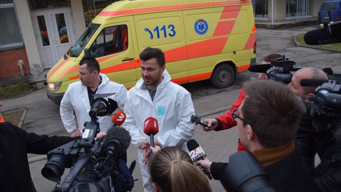 mediķi sniedz interviju medijiem