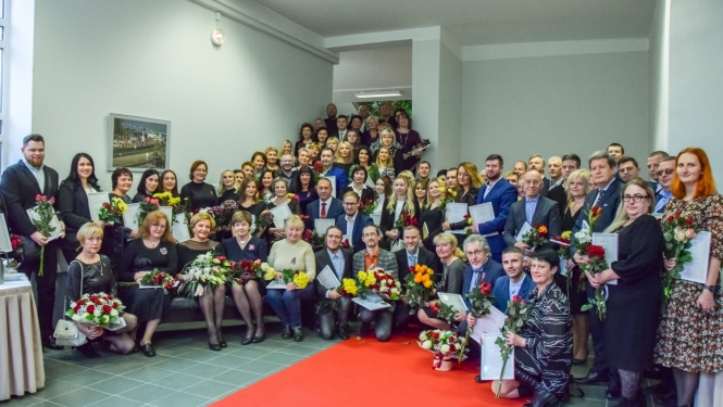 Kopbilde, kurā vienuviet ir visi 2023.gada apbalvotie NMPD darbinieki un sadarbības partneri