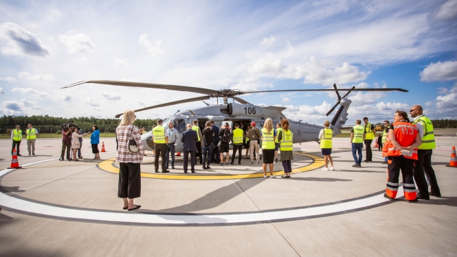 Heliporta atklāšana - helikopters un cilvēki tam apkārt